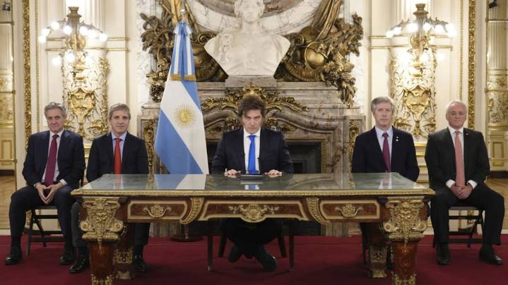 Milei dio un paso clave en su plan para blindar el déficit cero y le prohibió a Economía que se financie el gasto con emisión de pesos