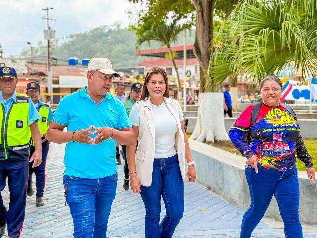 Gobernadora inspeccionó trabajos la plaza Bolívar de El Callao