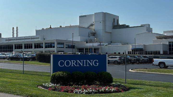 Kentucky leaders on 'iCloud 9' after major Apple, Corning investment