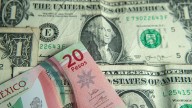 Peso cae tras datos de producción industrial y avance del dólar; BMV cotiza estable