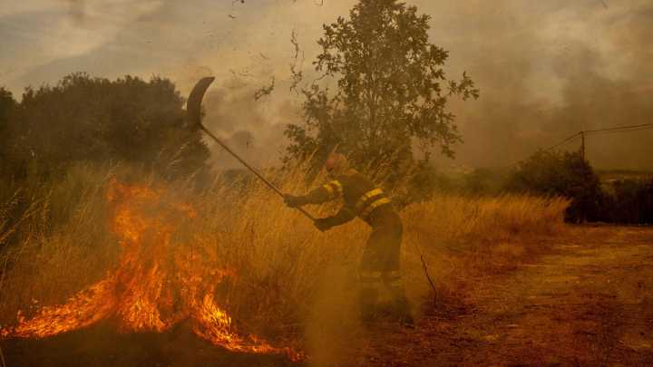 A baixada das temperaturas axuda a frear o avance dos incendios en Galicia