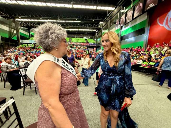 Celebra Carla Rivas Día de los Abuelos en el certamen “Reina de Reinas”