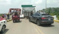 Bloquean pobladores de Rincón Moreno la carretera Transístmica; exigen a presidenta municipal cumplir obras prometidas en campaña