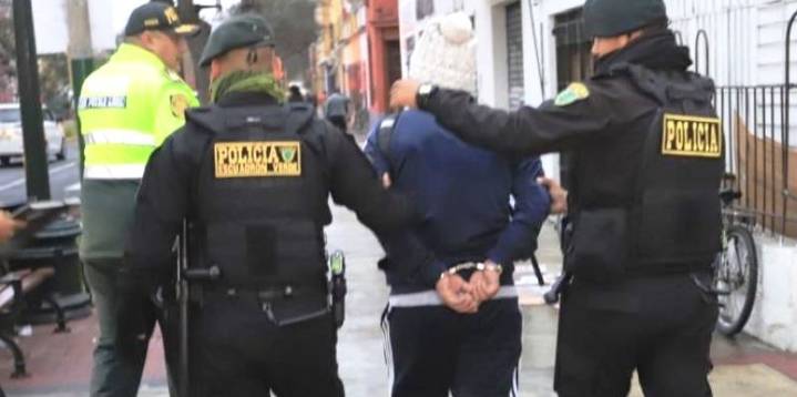 VES: allanan búnker y detiene a extranjeros con armas y droga