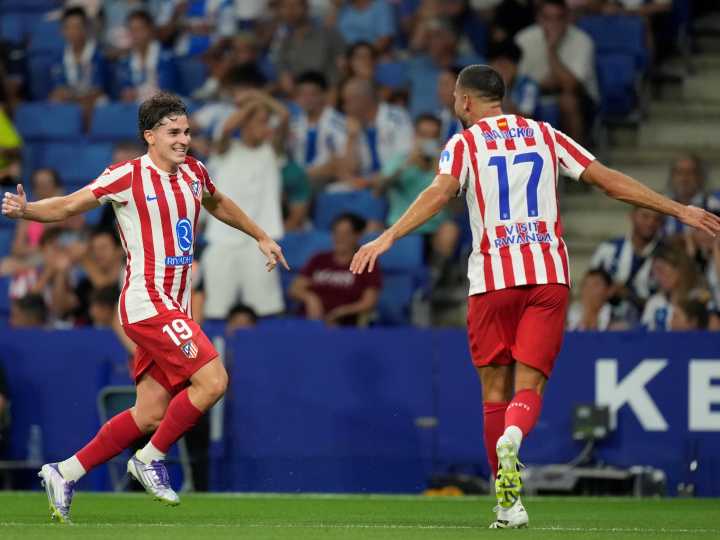 El espectacular golazo de Julián Álvarez para el Atlético de Madrid en el estreno en la Liga de España: el gesto de Simeone en el festejo