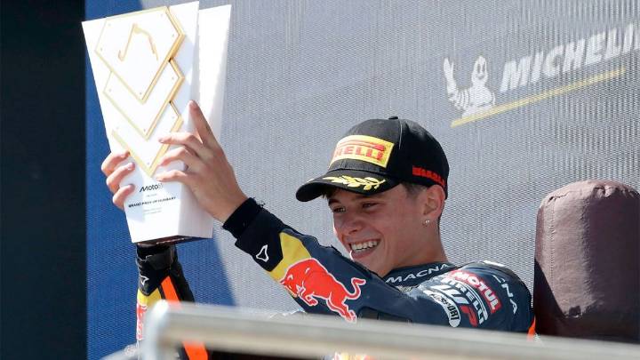 Valentín Perrone brilló en Hungría y quedó a milésimas del triunfo en una infartante definición en Moto3
