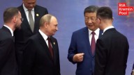 Xi Jinping greets Putin animatedly
