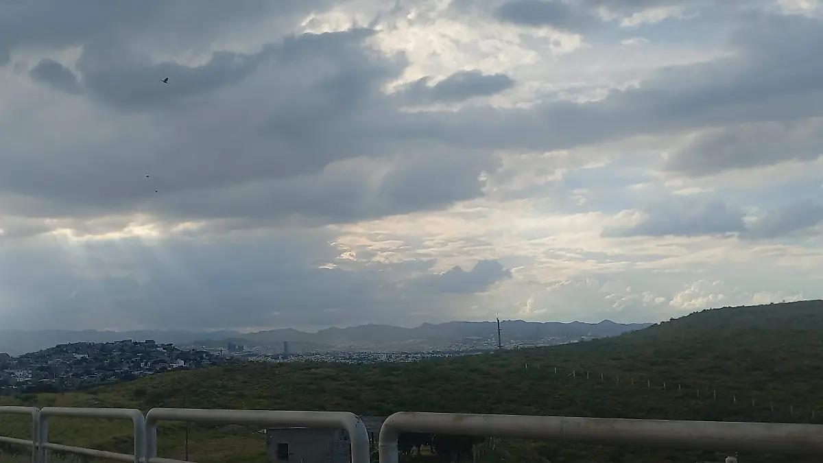 Lluvia intensa provoca encharcamientos y caos vial en la zona surponiente de Chihuahua