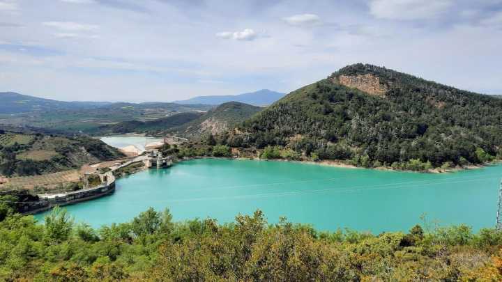 La playa sin mar: un lago en España que parece del Caribe y es perfecto para un plan diferente