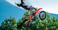Video | Impresionante salto del medallista olímpico Luc Ackermann entre dos carros en movimiento