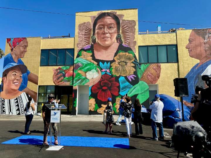 Develan el mural “Alimentando a la Comunidad” en Hollywood