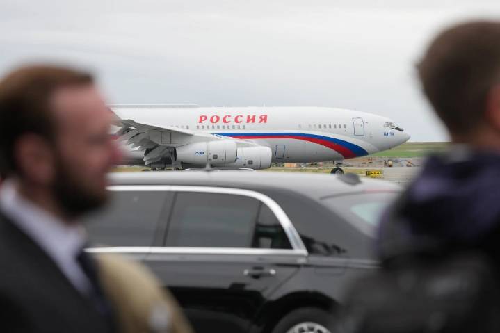 Putin aterriza en base militar de Alaska para su cumbre con Trump