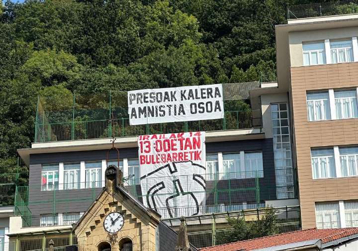 El PP denuncia la aparición de una pancarta por los presos de ETA en un colegio público de Donostia