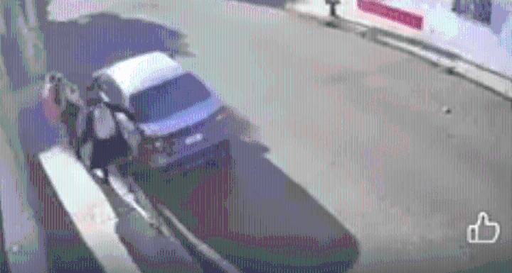 Desquiciada mujer intenta golpea a madre e intenta arrebatarle a su pequeña hija