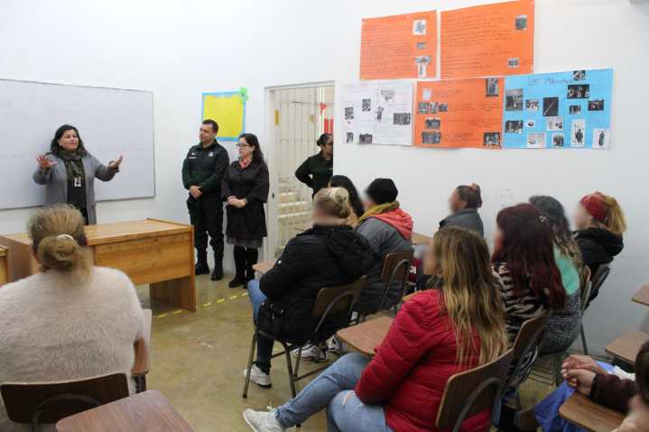 Mujeres privadas de libertad participan en taller sobre climaterio y cuidado del piso pélvico
