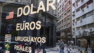 Los máximos del dólar impulsaron las compras de billetes en julio: los ahorristas compraron US$3400 millones en los bancos