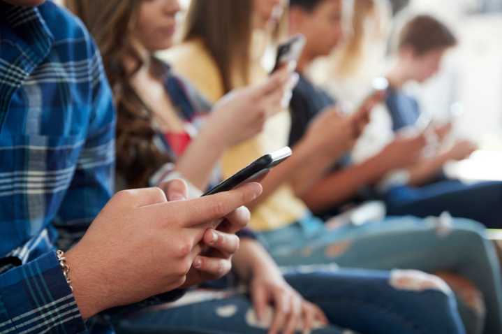 Demencia digital: la amenaza neurológica que crece en jóvenes