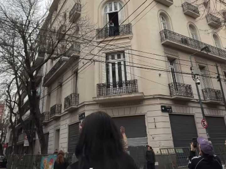 Una mediática trans hizo una particular convocatoria bajo el balcón de Cristina Kirchner, la exvice salió a saludar y ella la bendijo