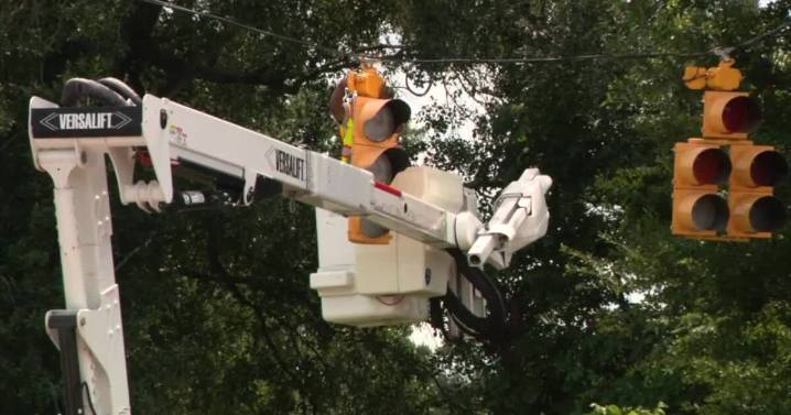 New traffic signal installed on Congress near Lafayette High