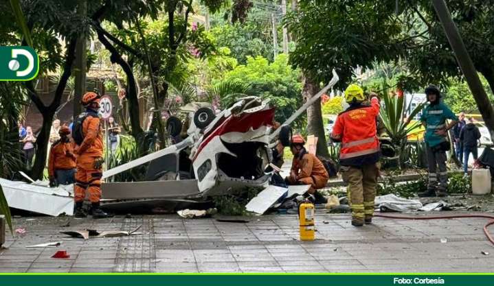 Accidente aéreo en Medellín: un avión pequeño se estrelló cerca al estadio, dos tripulantes resultaron heridos