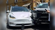 Lujoso Tesla y camioneta chocan; desquician el Centro Histórico