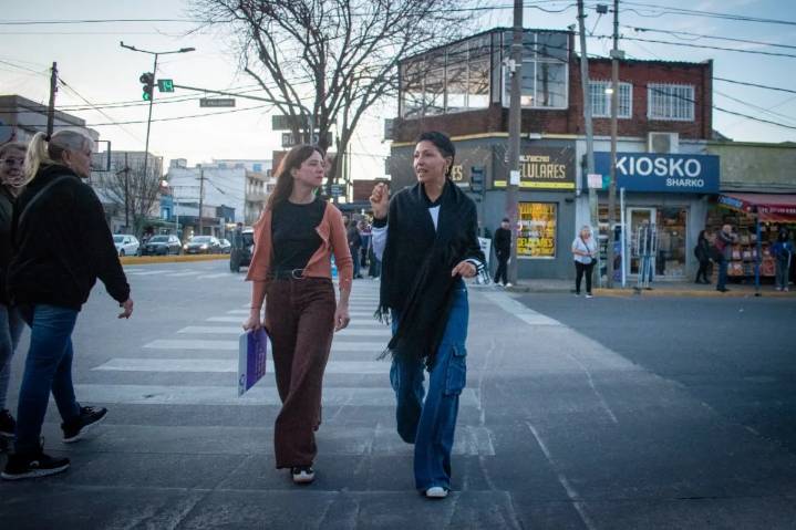 Mayra Mendoza recorrió la avenida Andrés Baranda y charló con comerciantes y vecinos