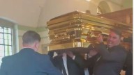 Excéntrico funeral de un empresario gitano en Londres: caravana en Rolls