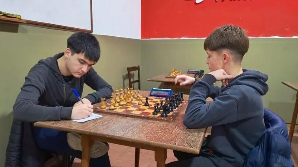 EN LA SEDE DE 9 DE JULIO 811 . Ajedrez: comenzó el torneo de la "C"