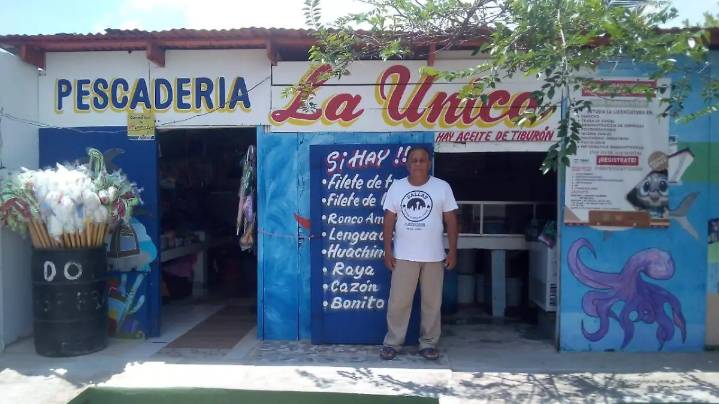 Pescador con 40 años en el Paso El Zacate, en Pueblo Viejo, lucha por no perder su negocio