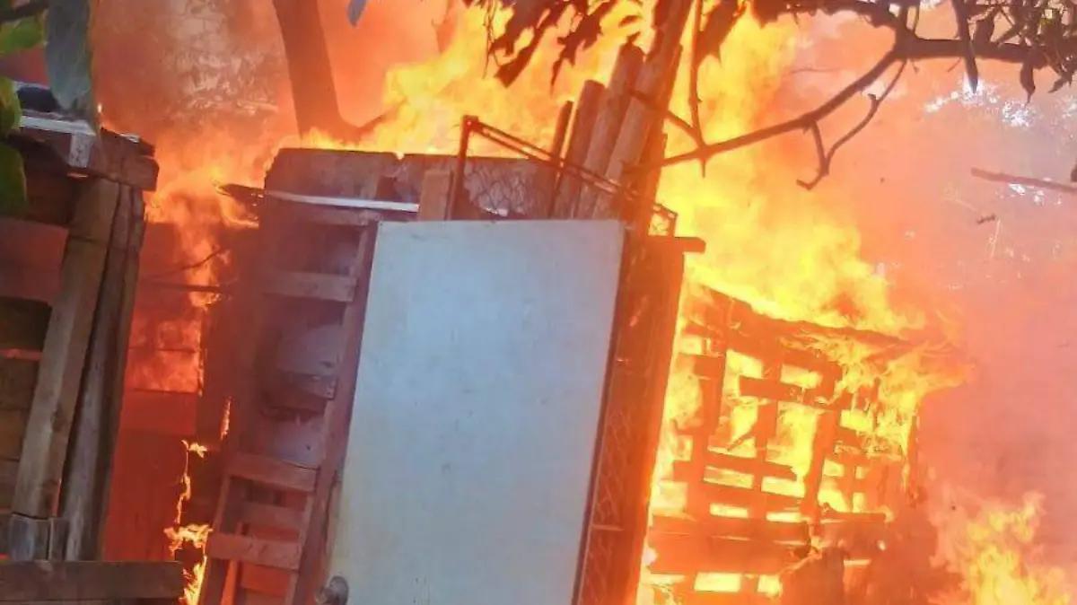 Fuego consume casa de madera en la colonia Salvador Allende, en Mazatlán