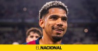 Araujo ha lanzado la promesa en el vestuario del Barça y convence a Flick