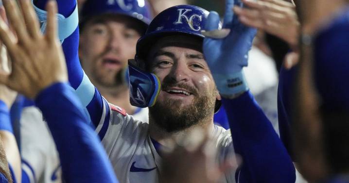 Perez and Isbel 2-run homers in the 6th inning power the Royals to a 7