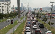 Accidente provoca caos vial sobre la avenida Lázaro Cárdenas en Monterrey