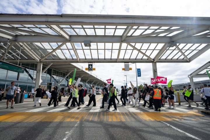 Labour groups pushing back as Air Canada flight attendants' strike poised to continue