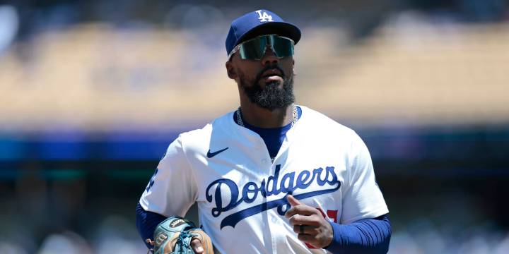 Teoscar Hernández's defense in right field in question