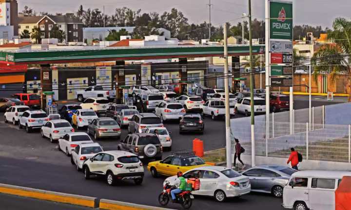 Largas filas para cargar gasolina en CDMX, Edomex, Chiapas y NL: Pemex en crisis