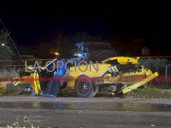 Choca ebrio su Mustang; muere la acompañante