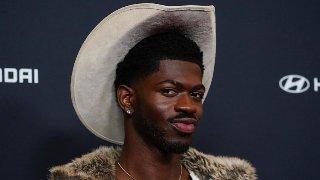 ¡Escándalo en Hollywood! Lil Nas X sorprende a todos al ser visto en ropa interior por las calles de Los Ángeles: sufre arresto y es llevado al hospital por una posible sobredosis.