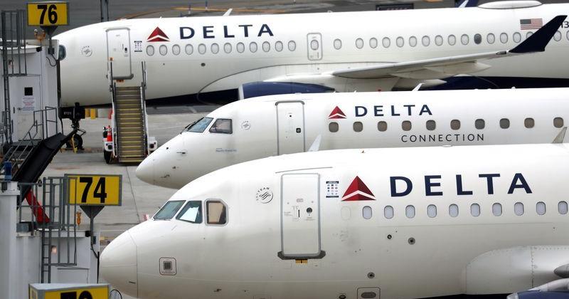 Delta, United sued for selling windowless 'window seats'