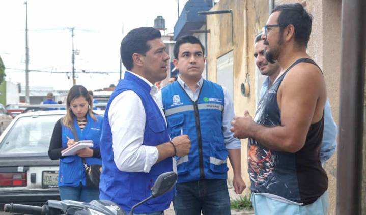 Leo Montañez Visita a Familias de Ejido Los Pocitos Para Atender sus Necesidades