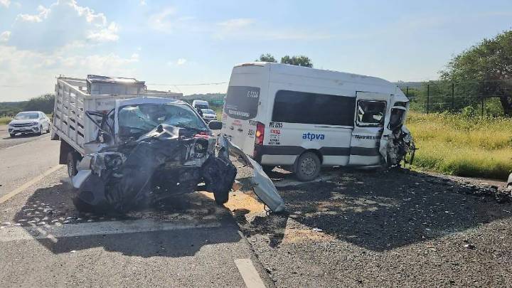 Choque frontal deja a dos lesionados en carretera 200 en Tequisquiapan
