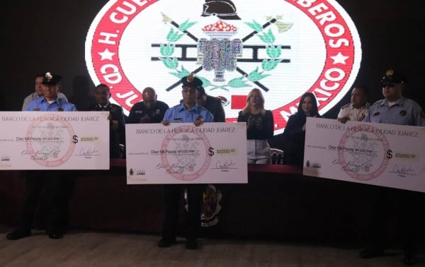 Bomberos de Juárez recibirán bono de 10 mil pesos y nuevo uniforme