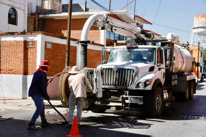 Descarte Soapa fuga de agua potable en avenida Independencia
