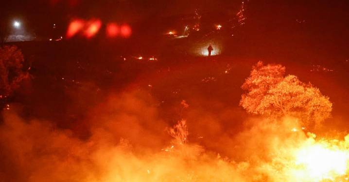 Los bomberos estabilizan el incendio forestal declarado en la zona de Fuente de la Bicha de Granada