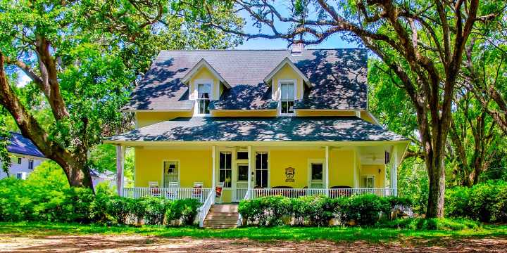 America's Most Beautiful Small Town Is Shaded By Magnolia Trees And Has Mail Delivered By Boat