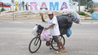 A los 71 años, Efraín recorre 20 km en bici para limpiar Playa Miramar y ganarse la vida