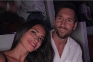 No son sus hijos. Anto Roccuzzo mostró con quién comparte la cama cuando no está Messi