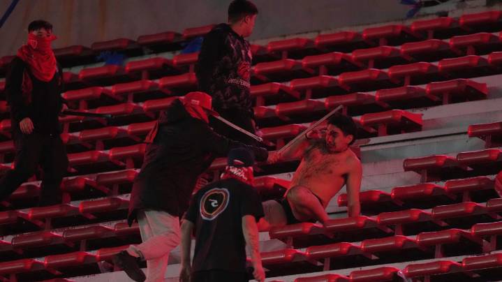 La violencia ganó en la Copa Libertadores: el duelo entre Independiente y la U de Chile fue suspendido