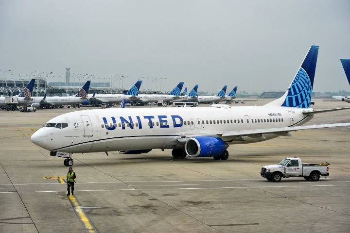 United Airlines reanuda operaciones tras interrupción tecnológica: se esperan retrasos residuales
