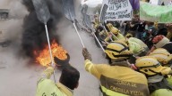 Mañueco defiende que el operativo contra los incendios respondió desde el inicio, entre gritos de dimisión y protestas de bomberos
